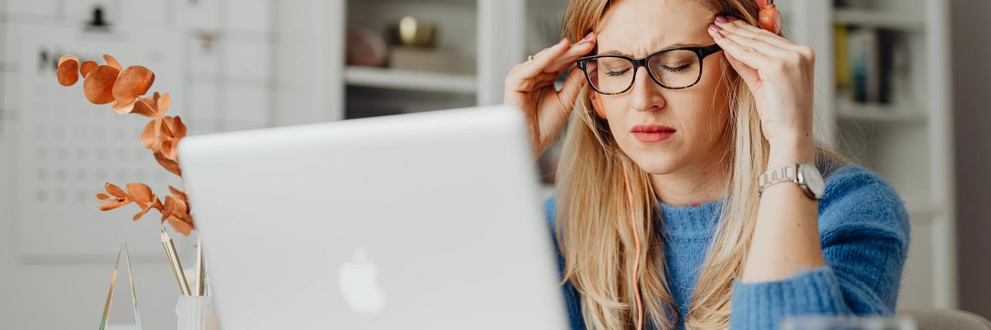 Une femme avec des problèmes d'argent