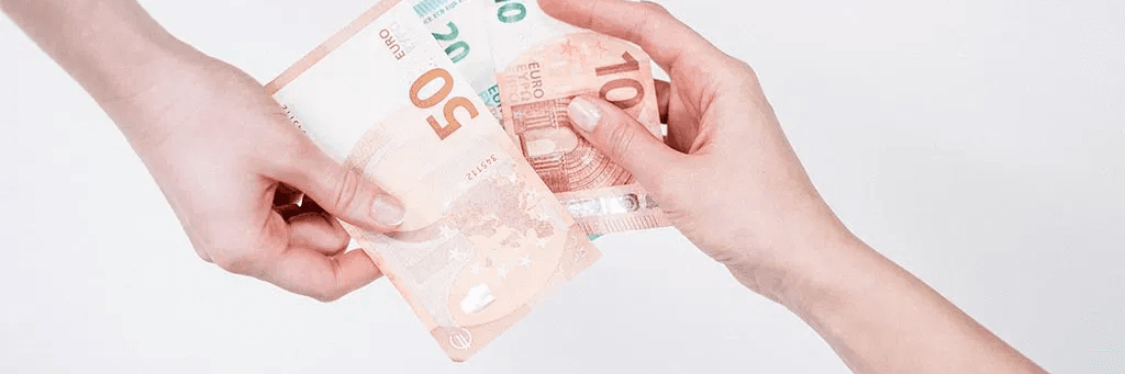 Des personnes s'échangent de l'argent