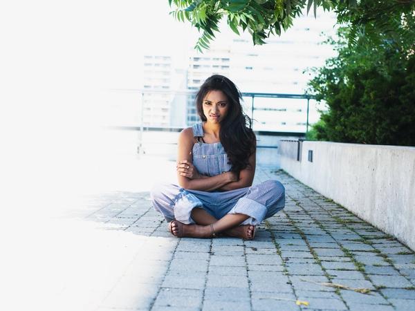 Une femme assise par terre