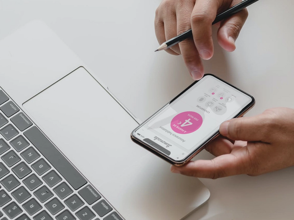 Une personne sur le site internet de l'assurance Lemonade