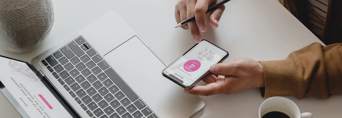 Une personne sur le site internet de l'assurance Lemonade