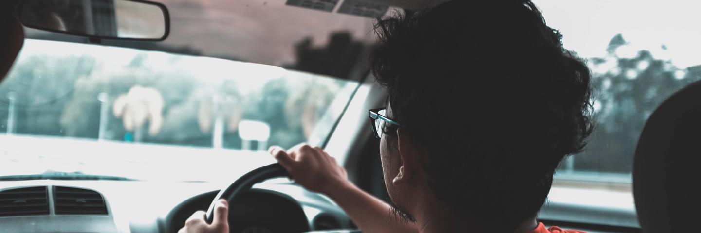 Une personne en train de passer le permis