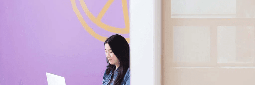 Une femme sur un site de missions freelance
