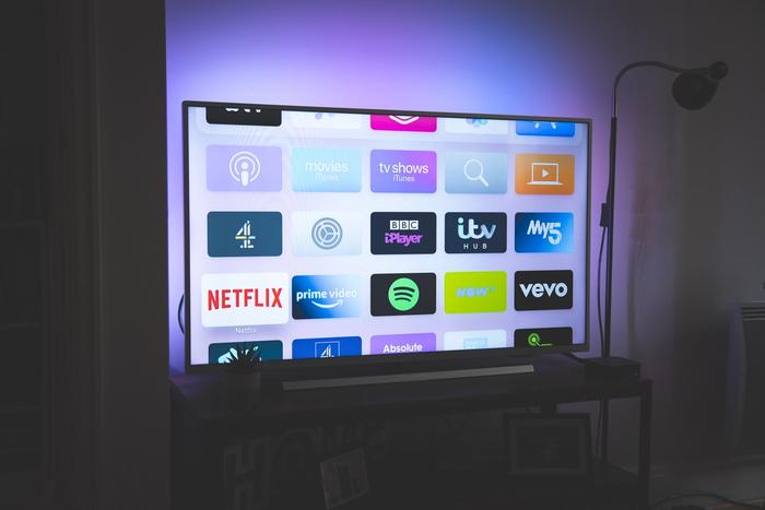 Une télévision allumée dans le noir