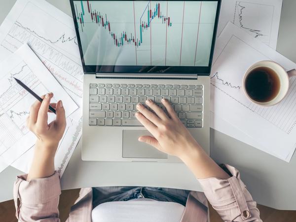 Une femme en train de choisir dans quoi investir sur ordinateur