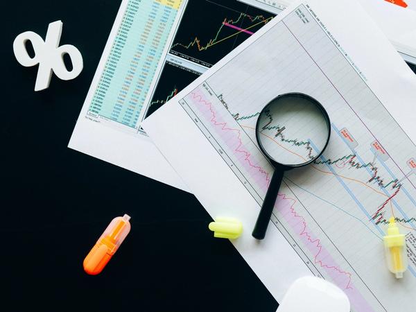 Des analyses en bourse et une loupe
