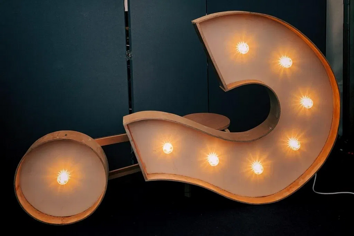 Un signe lumineux en forme de point d'interrogation