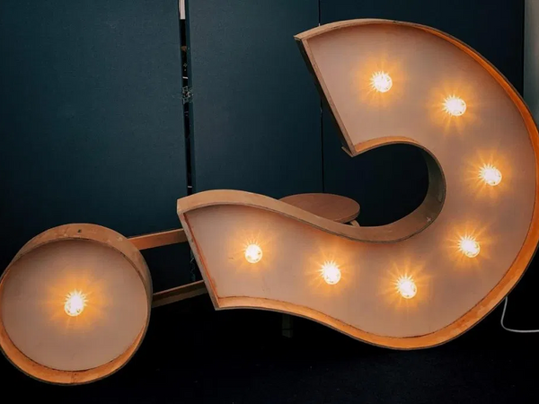 Un signe lumineux en forme de point d'interrogation