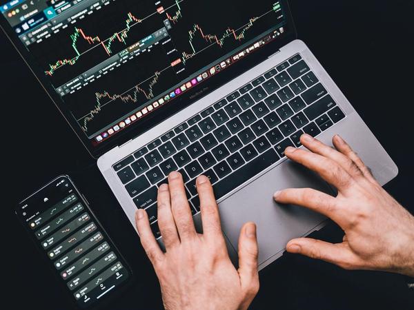 Une personne achète une action sur un ordinateur