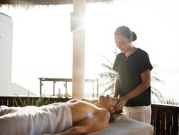 Un homme en train de se faire masser