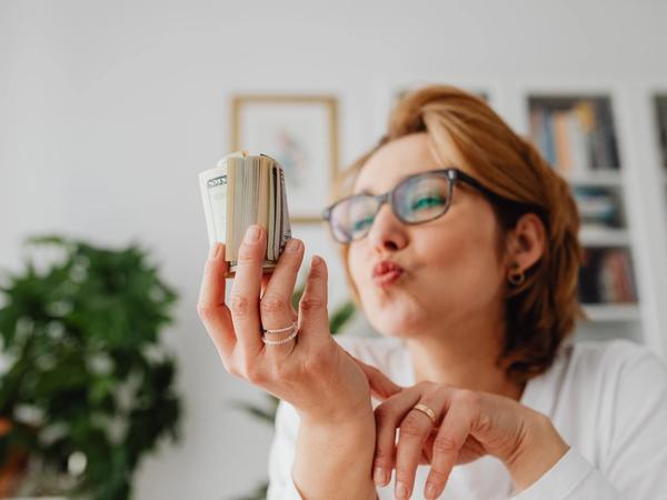 Une femme qui réfléchi à comment bien placer son argent