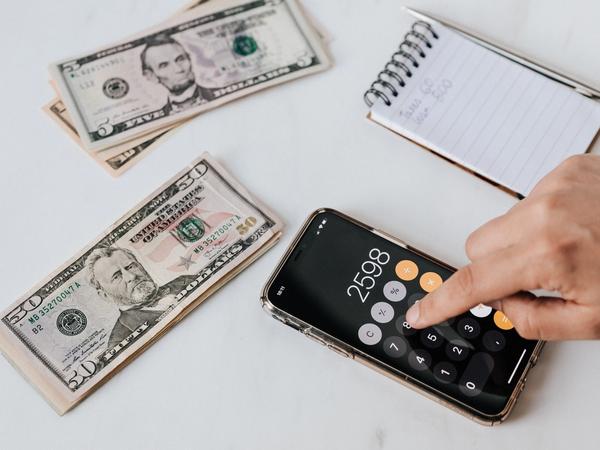 Une calculatrice iPhone avec des dollars