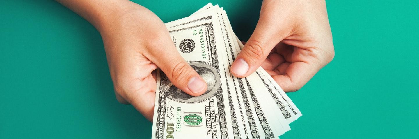 Des billets dollars dans des mains