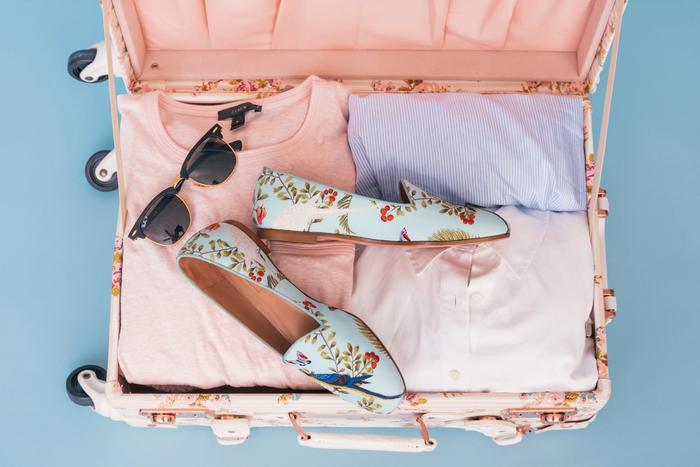 Une valise avec des vêtements