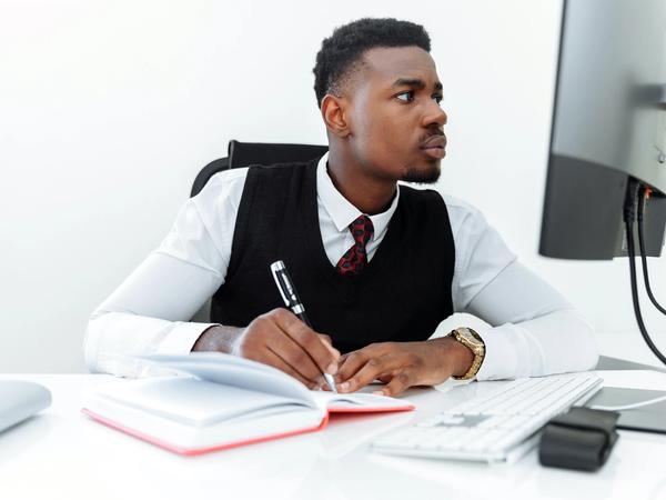 Un courtier en train d'aider des clients