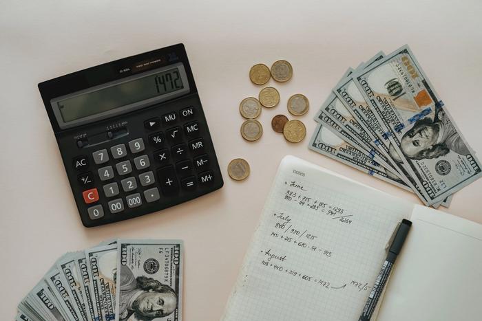 Des calculs d'argent sur un carnet