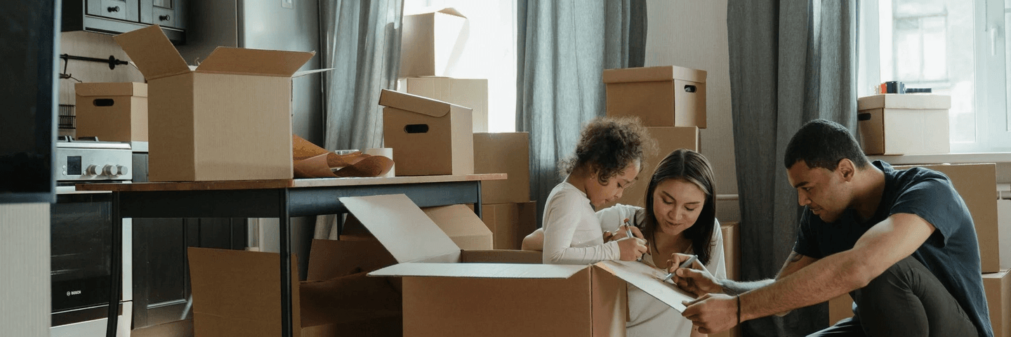 Une famille en train de déballer des cartons