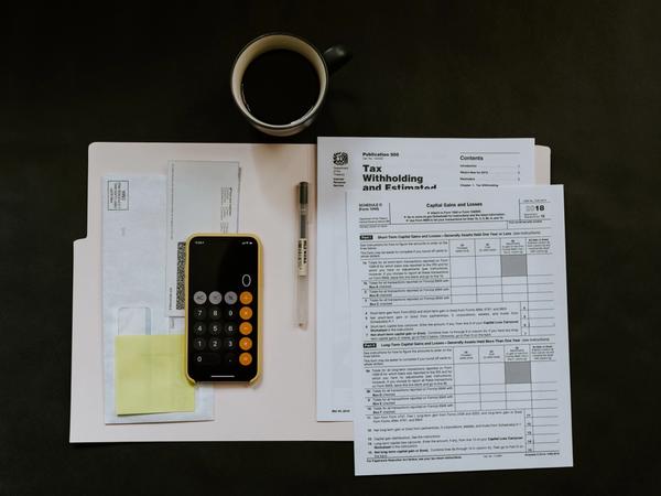 Des papiers et une calculette pour gérer son argent