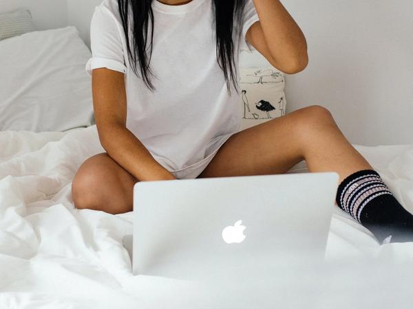 Une femme en train de travailler chez soi