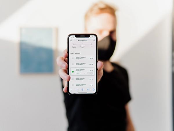 Un homme tient un téléphone dans sa main
