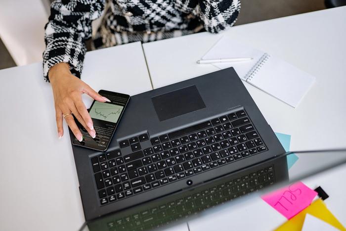 Une femme en train d'investir son argent