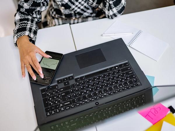 Une femme en train d'investir son argent