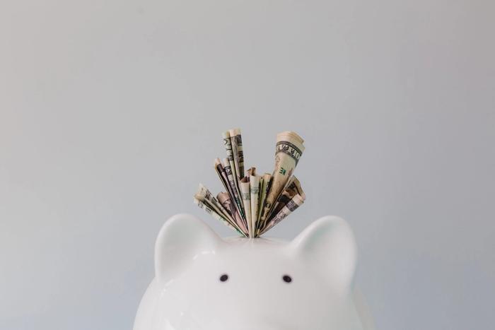 Une tirelire avec des billets