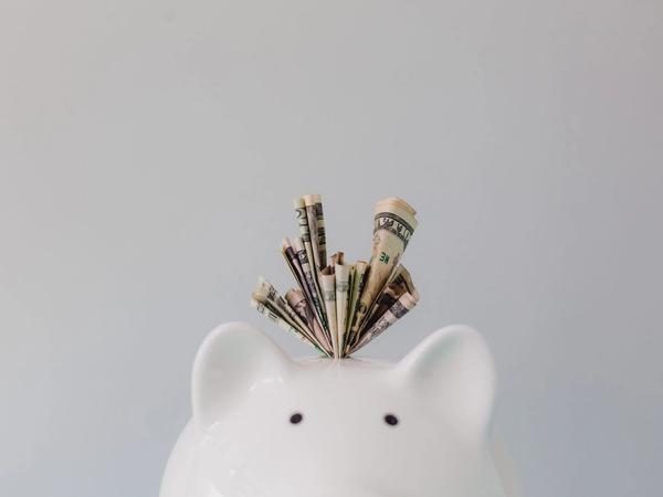 Une tirelire avec des billets