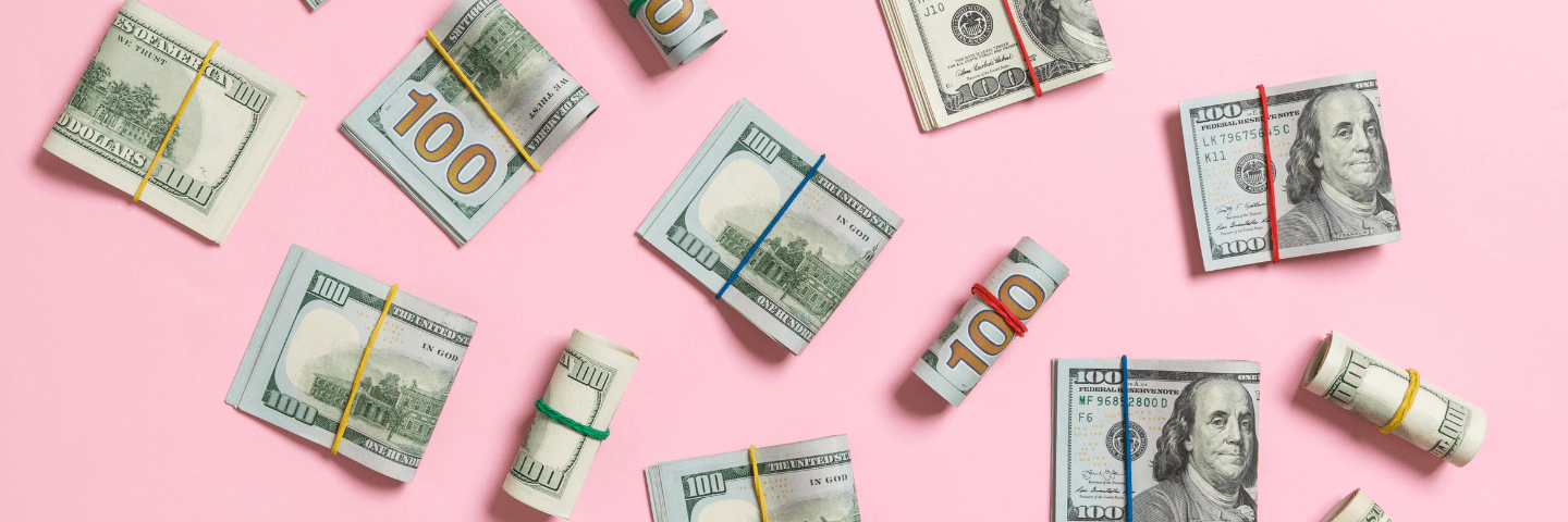 Des dollars sur fond rose