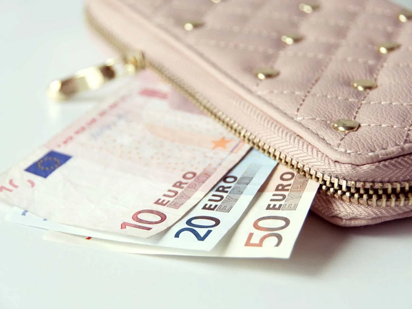 Des billets qui sortent d'un portefeuille