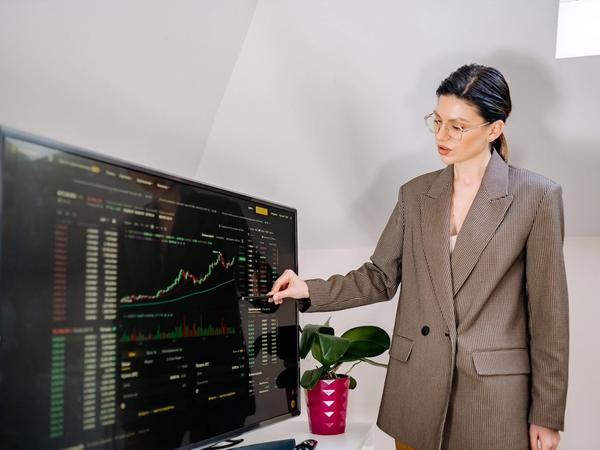 Une femme qui gère une assurance-vie sous mandat