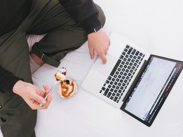 Un homme sur le site Swagbucks