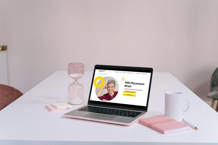 Un ordinateur ouvert sur le site du PER Placement-direct