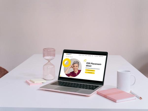 Un ordinateur ouvert sur le site du PER Placement-direct