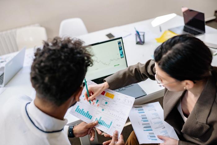 Une femme présente les avantages d'une assurance-vie