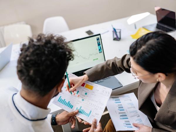 Une femme présente les avantages d'une assurance-vie
