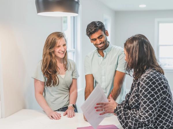 Un couple en train d'acheter un bien d'investissement immobilier