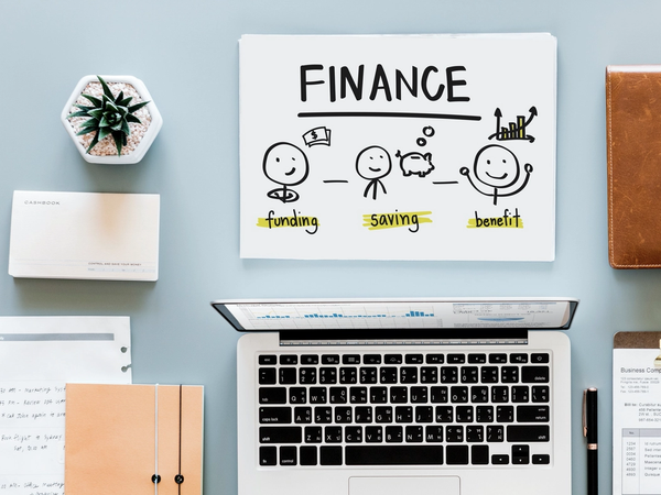 Un magazine sur la finance et l'épargne sur un bureau