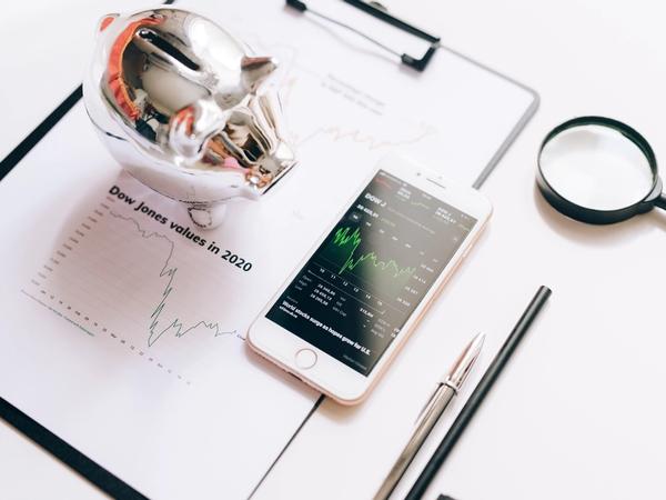 Un téléphone et des graphiques du Dow Jones