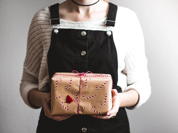 Une personne tient un cadeau de Noël