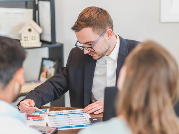 Une discussion de changement d'assurance emprunteur à la banque