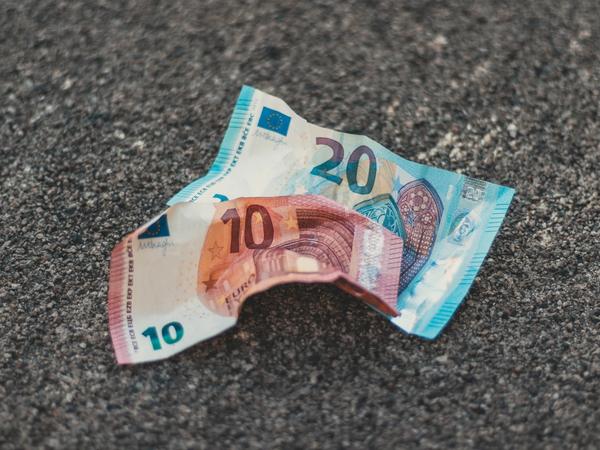 Des billets de banque perdus sur le sol