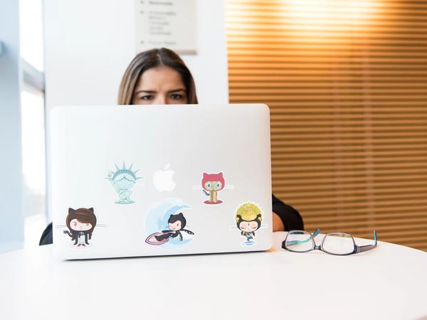 Une femme sur un ordinateur portable