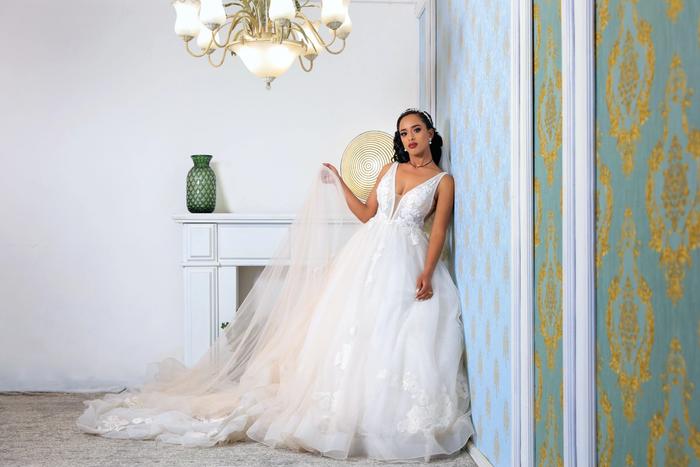Une femme en robe de mariée