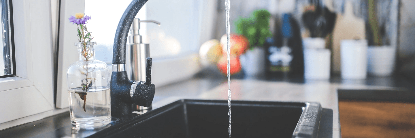 Un robinet avec de l'eau qui coule