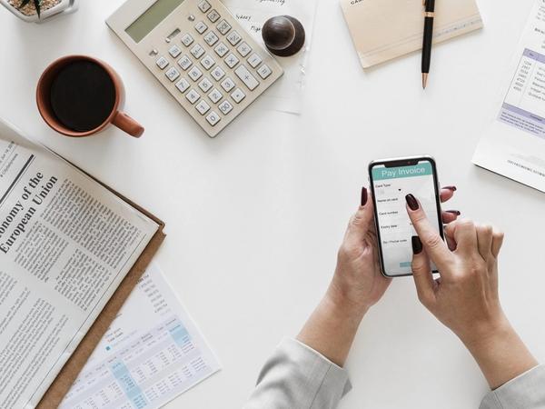 Une femme en train de faire des calculs intérêt composé