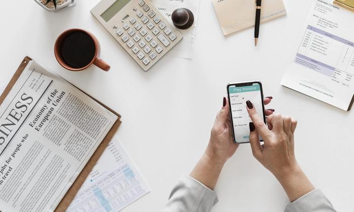 Une femme en train de faire des calculs intérêt composé