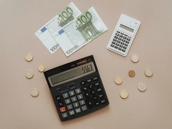 Une calculatrice entourée d'argent
