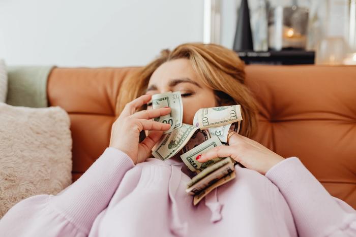 Une femme avec de l'argent dans les mains