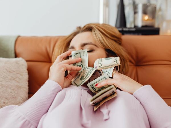 Une femme avec de l'argent dans les mains